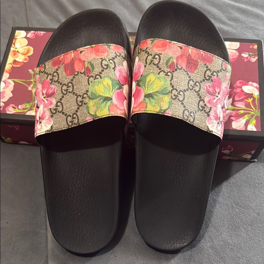 Gucci Black and Pink Sandals with Floral Design